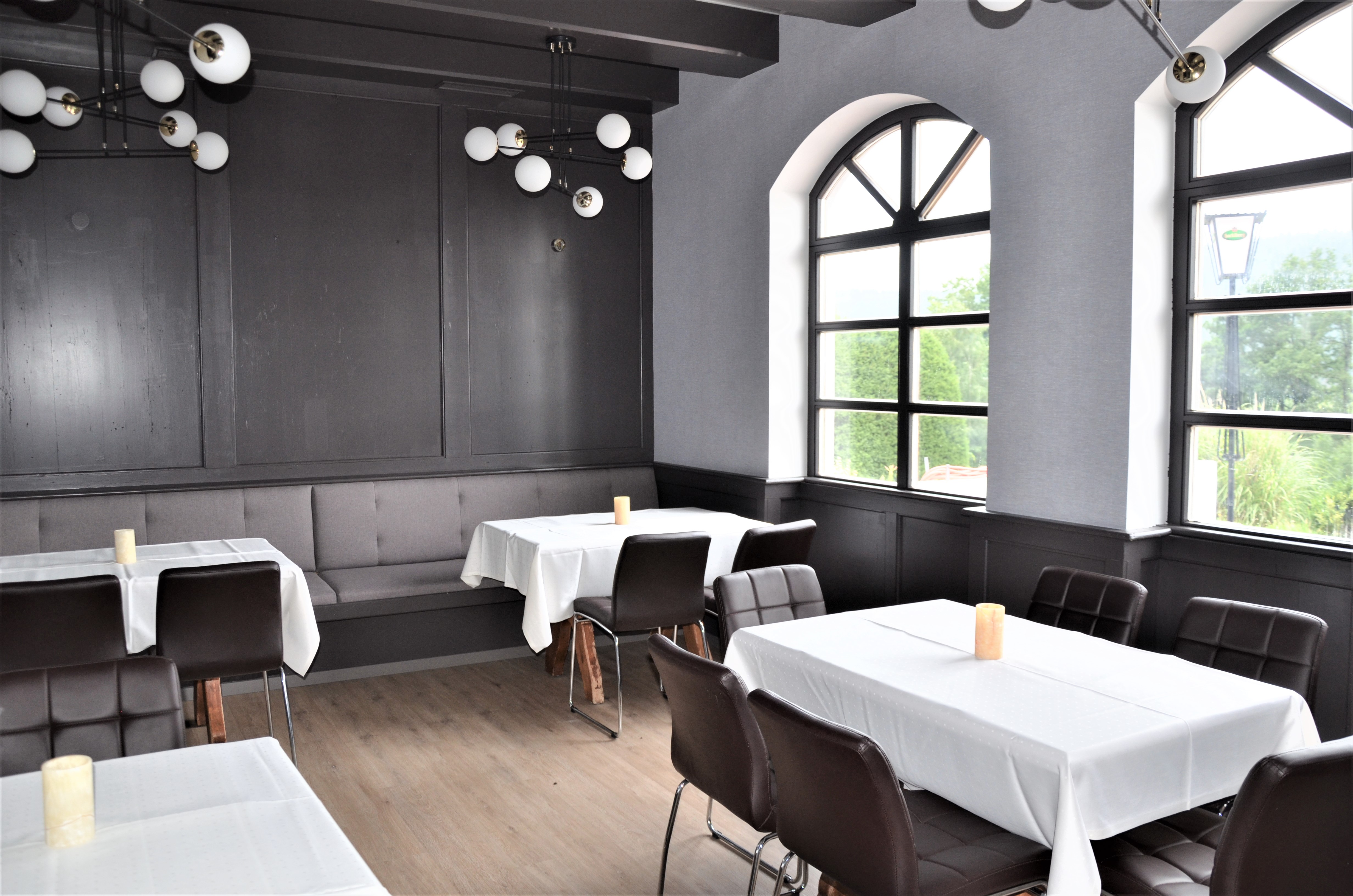 Restaurant Karoli Stub'n mit Bogenfenstern