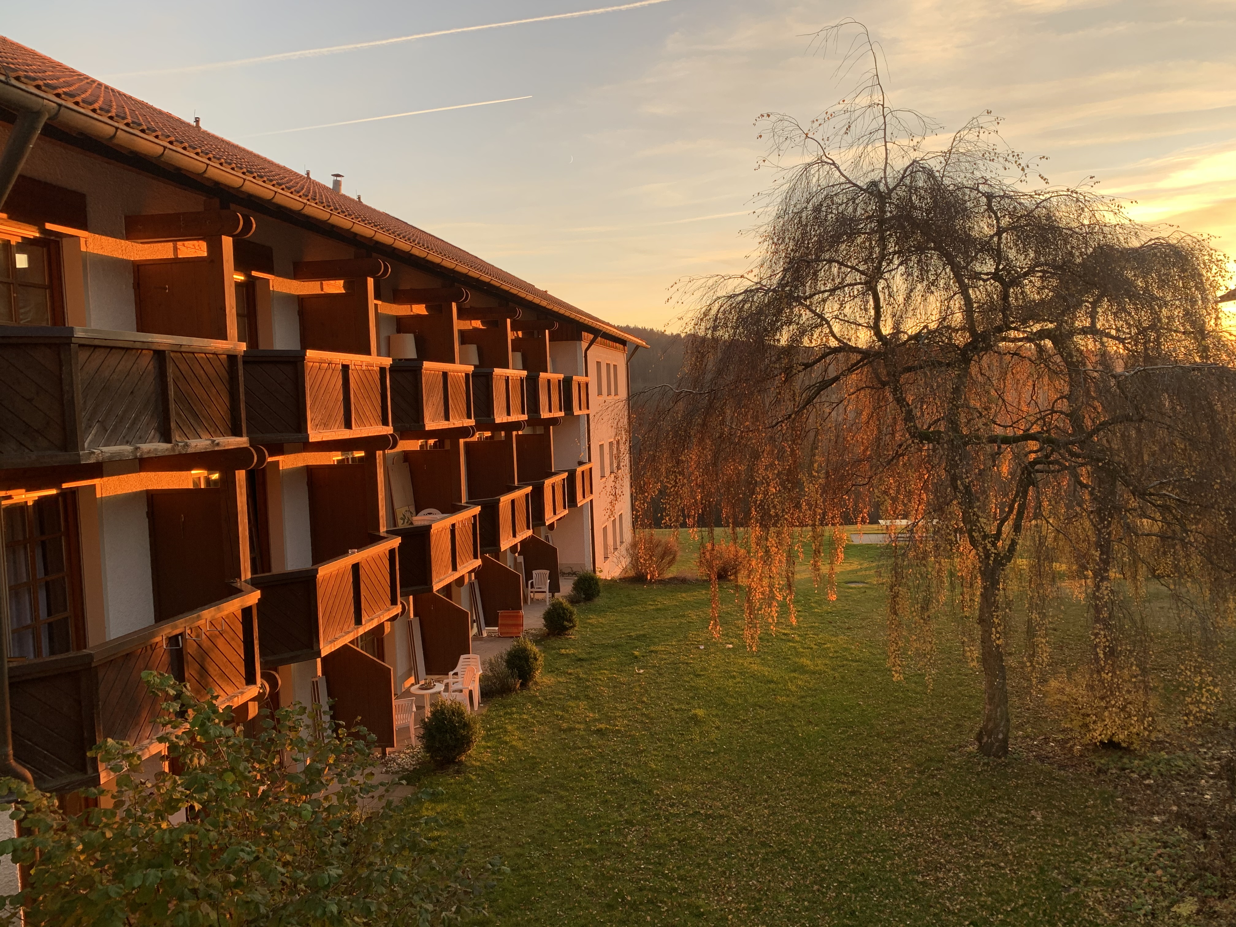 Hotel am Badepark im Sonnenuntergang
